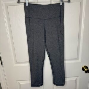 Under Armour Gray Fitted Cropped Leggings Size Small GUC
